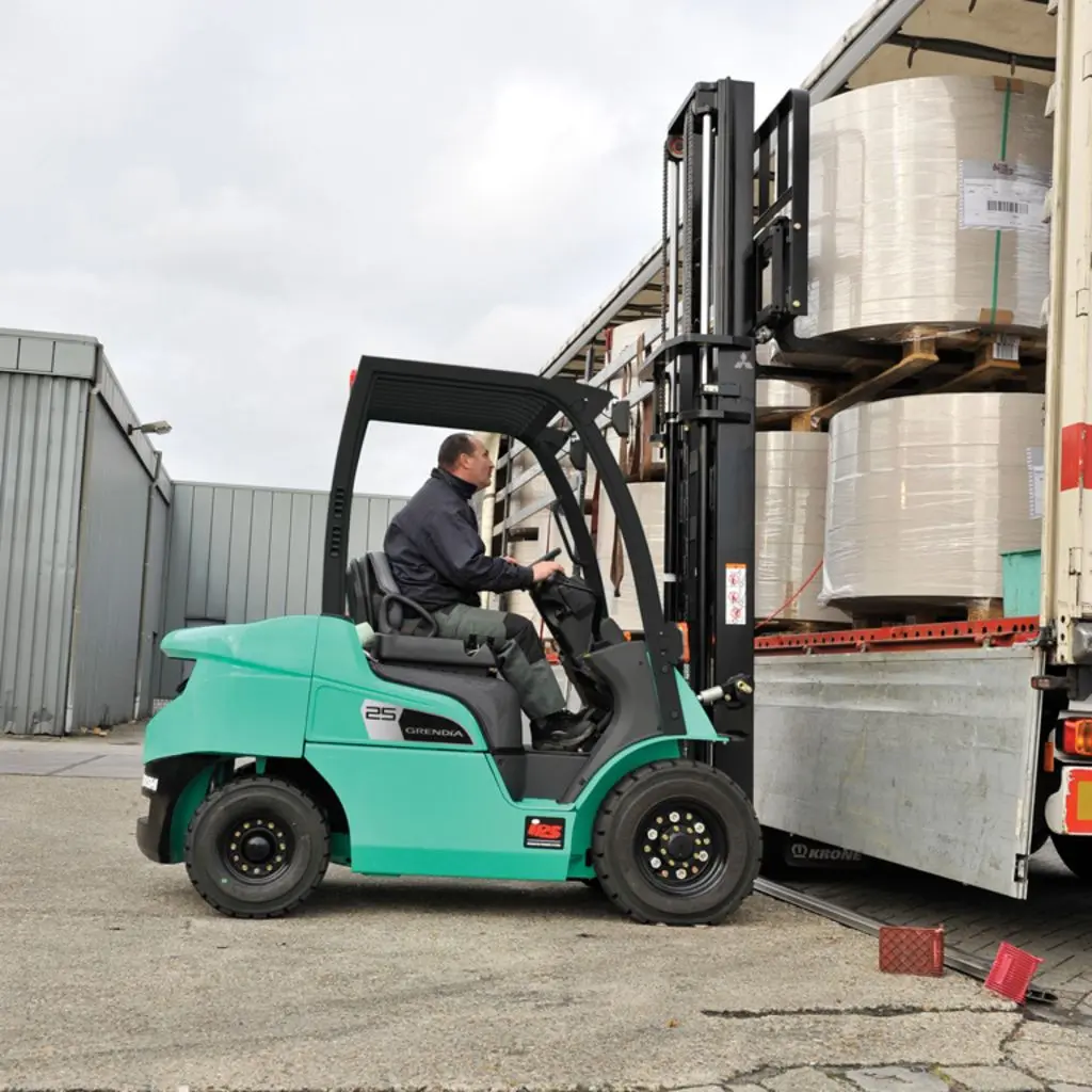 Heftruck van Logisnext is aan het lossen