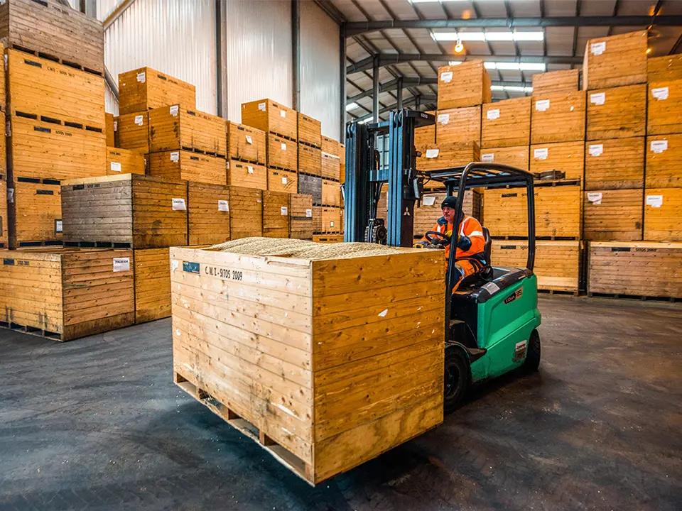 Heftruckchauffeur met zware lading