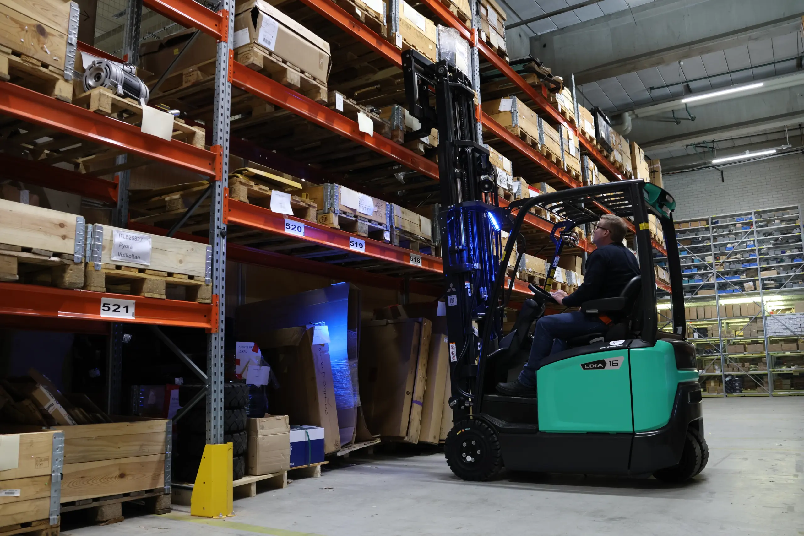 Heftruckchauffeur bij een stelling