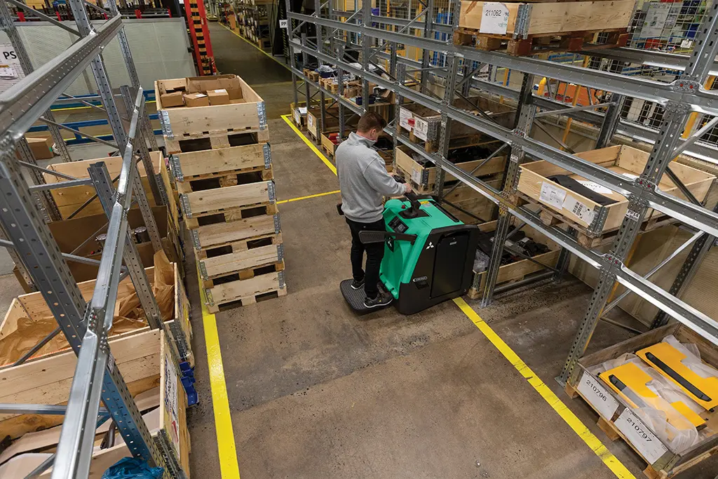 Logistiek medewerker aan het werk op pallettruck van Logisnext