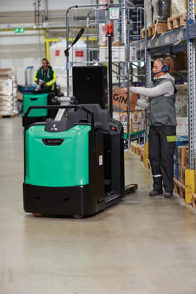 Magazijnmedewerker aan het werk op een orderpicker van Logisnext