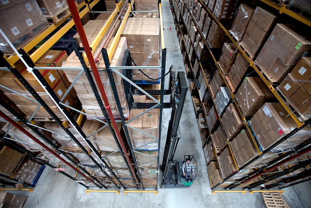 Reachtruck van Logisnext in een magazijn