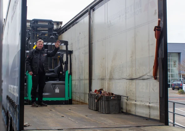 Aflevering trucks bij deventrade
