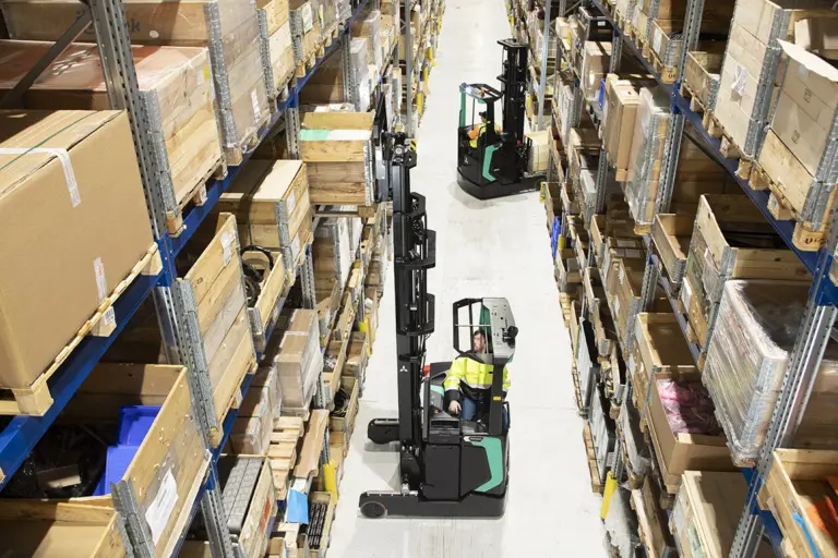 Logisnext trucks tussen magazijnstellingen
