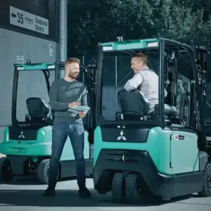 Twee personen met heftruck