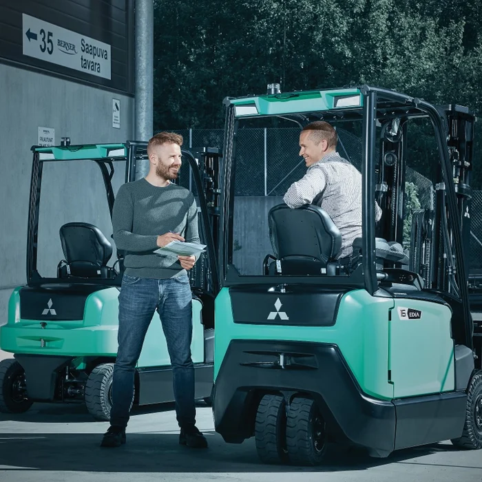 Twee personen met heftruck